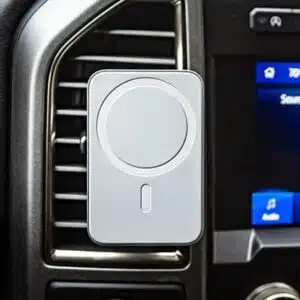 Безжично зарядно за кола MagSafe – Airvent – 15W Удобството е ключово с новите магнитни зарядни устройства на Apple! Стойката за вентилационен отвор MagSafe е проектирана да осигури безпроблемно изживяване при шофиране, като същевременно поддържа вашия iPhone безопасно монтиран и удобно позициониран.