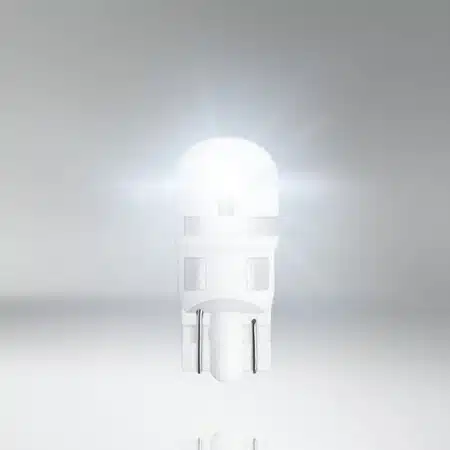 Autoport - LED система OSRAM LEDriving HL Bright с високо качество на изработка и перфектно осветяване. Елегантната форма и дизайнерски атрактивния вид на лазерно изрязания алуминий оформят охладителното тяло. Тъмния принц в кралството на LED осветяването показва прицизен и силен характер, като изпъква със силна и концентрирана бяла светлина. SSL защитата предпазва лампите, като не слага бариера в силата на излъчваната светлина, която е в пъти по-силна от тази стандартните лампи. Животът на лампите удължен до 50 000 часа, което ги прави едни от най-издръжливите лампи (животът им е по-дълъг дори от на ксеноновите лампи). Тези лед системи са подходящи за поставяне на мястото на халогенните лампи.