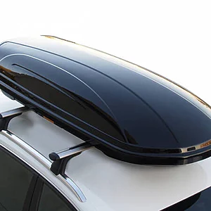 Автобокс Menabo Mania DUO със страхотна аеродинамична форма, стилен цвят и обем от 580 литра, за да побере целия ви багаж. Тип отваряне: Странично. Колани за притягане на багажа в кутията. Централно заключване. Обем: 580 литра. Максимално натоварване: До 75кг. / 165.3 Lb. Материал: ABS пластмаса. Багажникът притежава следните сертификати: TUV, GS, ISO PASS, City crash test, Dynamic test, Static test. Произведен в Италия Размери (Външни) и тегло: Дължина: 225см Ширина: 89см Височина: 36см Тегло: 23.6 кг.