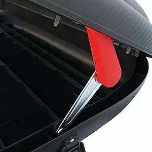 Автобокс ArtPlast Carbon Line ВА320 е изработен от полипропилен с аеродинамична форма, стилен цвят и обем от 320 литра за да побере целия ви багаж. Лесно се монтира към всякакъв вид напречни греди, предвидени за различни автомобили. Екологично устойчив италиански продукт, като благодарение на свойствата на полипропилена, той е в състояние да устои на удари, атмосферни условия, масла и разтворители. Ако се деформира или компресира, той може лесно да се върне към оригиналната форма, тъй като материалът запазва паметта на формата.