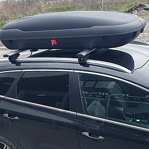 Автобокс ArtPlast Carbon Line ВА320 е изработен от полипропилен с аеродинамична форма, стилен цвят и обем от 320 литра за да побере целия ви багаж. Лесно се монтира към всякакъв вид напречни греди, предвидени за различни автомобили. Екологично устойчив италиански продукт, като благодарение на свойствата на полипропилена, той е в състояние да устои на удари, атмосферни условия, масла и разтворители. Ако се деформира или компресира, той може лесно да се върне към оригиналната форма, тъй като материалът запазва паметта на формата.