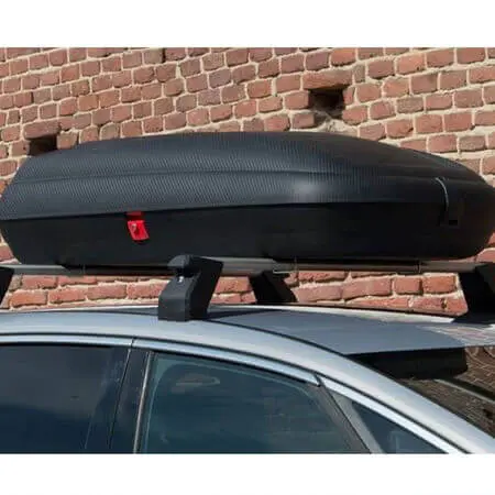 Автобокс ArtPlast Carbon Line ВА320 е изработен от полипропилен с аеродинамична форма, стилен цвят и обем от 320 литра за да побере целия ви багаж. Лесно се монтира към всякакъв вид напречни греди, предвидени за различни автомобили. Екологично устойчив италиански продукт, като благодарение на свойствата на полипропилена, той е в състояние да устои на удари, атмосферни условия, масла и разтворители. Ако се деформира или компресира, той може лесно да се върне към оригиналната форма, тъй като материалът запазва паметта на формата.