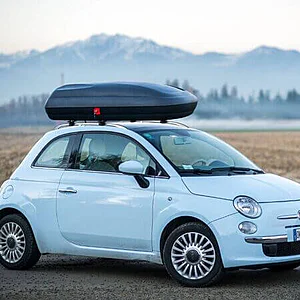 Автобокс ArtPlast Carbon Line ВА320 е изработен от полипропилен с аеродинамична форма, стилен цвят и обем от 320 литра за да побере целия ви багаж. Лесно се монтира към всякакъв вид напречни греди, предвидени за различни автомобили. Екологично устойчив италиански продукт, като благодарение на свойствата на полипропилена, той е в състояние да устои на удари, атмосферни условия, масла и разтворители. Ако се деформира или компресира, той може лесно да се върне към оригиналната форма, тъй като материалът запазва паметта на формата.