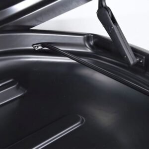 Автобокс Menabo Marathon 460 с черен капак с грапава структура.Отваряне: едностранно отдясно, с една ключалка.Монтаж с U-образни планки с Ш/В 60x68мм или с Т-болтове за напречни греди с 20мм Т-образни канали в горната част на профилите.Външни размери Д/В/Ш: 1950x360x790мм