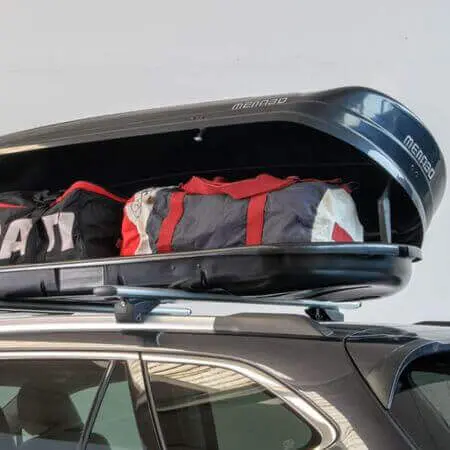 Автобокс Menabo Mania DUO със страхотна аеродинамична форма, стилен цвят и обем от 580 литра, за да побере целия ви багаж. Тип отваряне: Странично. Колани за притягане на багажа в кутията. Централно заключване. Обем: 580 литра. Максимално натоварване: До 75кг. / 165.3 Lb. Материал: ABS пластмаса. Багажникът притежава следните сертификати: TUV, GS, ISO PASS, City crash test, Dynamic test, Static test. Произведен в Италия Размери (Външни) и тегло: Дължина: 225см Ширина: 89см Височина: 36см Тегло: 23.6 кг.