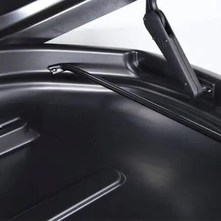 Автобокс Menabo Mania 460 Black Duo.Отваряне: двустранно - отляво или отдясно, с две ключалки.L-hook fixing - бърз монтаж с четири фиксатори за напречни греди с максимални размери Ш/В: 80x35мм.Външни размери Д/В/Ш: 1950x360x790мм Вътрешни размери Д/В/Ш: 1900x338x710мм