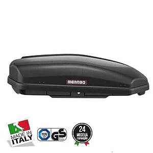 Menabo е известна италианска марка, оценявана заради отличителния си дизайн и високи стандарти за качество. В продължение на повече от 40 години произвеждат широка гама багажници за автомобили с гарантирано качество и съобразено с най-строгите изисквания за безопасност. Модел: 05077-330 Тип отваряне: Странично. Колани за притягане на багажа в кутията. Централно заключване. Обем: 330 литра. Максимален захват за напречните греди: 5,9 см Максимално натоварване: До 50кг. Максимална скорост: 130 km/h. Материал: ABS пластмаса. Съвместим с щанги, които имат монтажно разстояние: 700 мм (мин.) до 800 мм (макс.) Произведен в Италия Цвят: Черен мат с релефен надпис