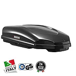 Menabo е известна италианска марка, оценявана заради отличителния си дизайн и високи стандарти за качество. В продължение на повече от 40 години произвеждат широка гама багажници за автомобили с гарантирано качество и съобразено с най-строгите изисквания за безопасност. Модел: 05077-330 Тип отваряне: Странично. Колани за притягане на багажа в кутията. Централно заключване. Обем: 330 литра. Максимален захват за напречните греди: 5,9 см Максимално натоварване: До 50кг. Максимална скорост: 130 km/h. Материал: ABS пластмаса. Съвместим с щанги, които имат монтажно разстояние: 700 мм (мин.) до 800 мм (макс.) Произведен в Италия Цвят: Черен мат с релефен надпис