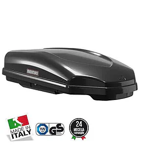 Menabo е известна италианска марка, оценявана заради отличителния си дизайн и високи стандарти за качество. В продължение на повече от 40 години произвеждат широка гама багажници за автомобили с гарантирано качество и съобразено с най-строгите изисквания за безопасност. Модел: 05077-330 Тип отваряне: Странично. Колани за притягане на багажа в кутията. Централно заключване. Обем: 330 литра. Максимален захват за напречните греди: 5,9 см Максимално натоварване: До 50кг. Максимална скорост: 130 km/h. Материал: ABS пластмаса. Съвместим с щанги, които имат монтажно разстояние: 700 мм (мин.) до 800 мм (макс.) Произведен в Италия Цвят: Черен мат с релефен надпис