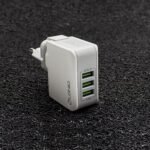 zaryadno-220v-ldnio-travel-charger-3-4a-3-usb-porta-byalo-topcase.jpg
