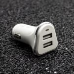 zaryadno-za-kola-12v-lq-2-1a-2-usb-porta-byalo-topcase-1.jpg
