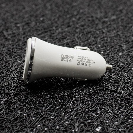Зарядно за кола 12V LQ 2.1A, 2 USB порта, Бяло